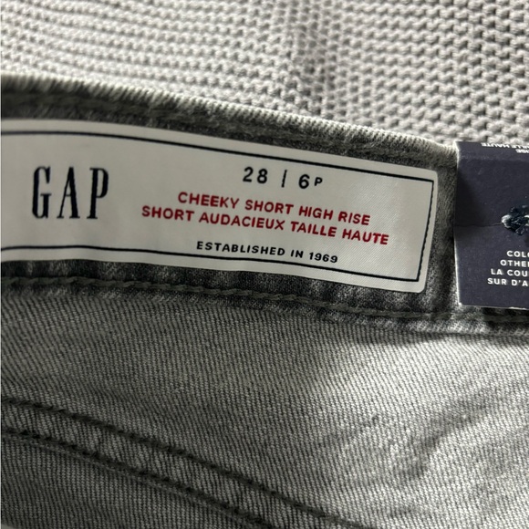 2/15$ Gap 3" High Rise denim Shorts in Grey stone - Picture 3 of 5